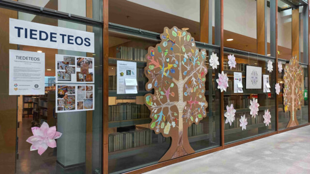 Tiedeteos -näyttelyn teoksia Vaasan kirjaston Galleriakäytävällä: fraktaalipuita ja punakaalikemiakukkia