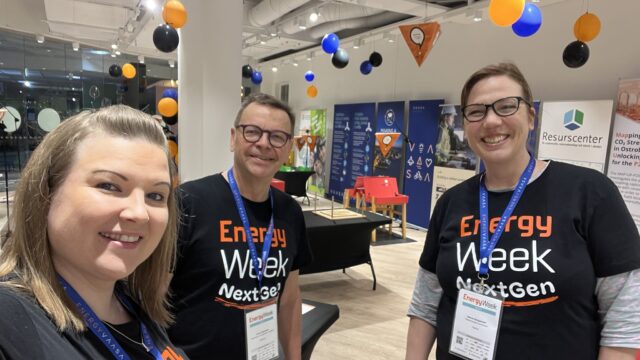 Kolme ohjaajaa interaktiivisessa tiedenäyttelytilassa