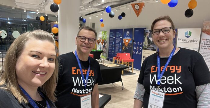 Kolme ohjaajaa interaktiivisessa tiedenäyttelytilassa